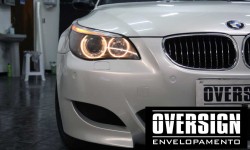 BMW M5 V10 Branco Pérola envelopamento Brilhante.
