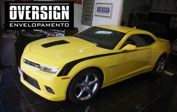 Camaro 2014 amarelo, retrovisores e aerofólio black piano.