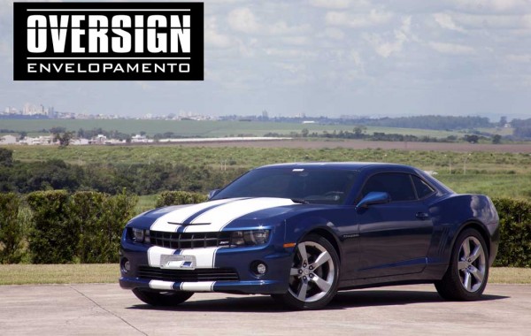 Camaro com envelopamento azul escuro e faixas branca.