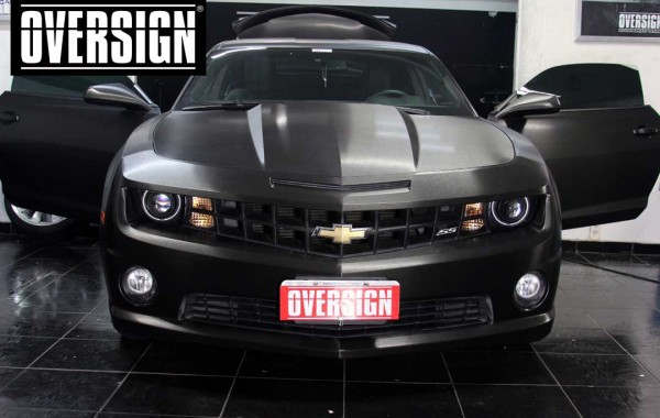 Camaro SS preto envelopamento aço escovado.