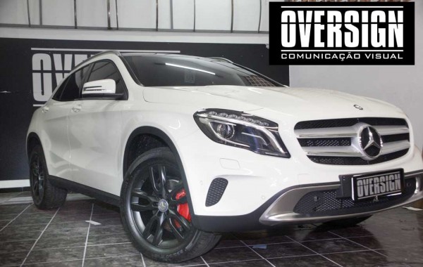 Mercedes GLA 200 2015 teto black, rodas pretas.