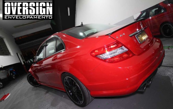 Mercedes C63 AMG vermelho.