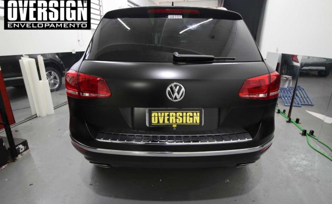 Touareg, nova touareg, touareg envelopada, envelopamento de carros, black satin, oversign, envelopamento SP, (20)